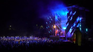 Kiev, Ukrayna, Avrupa - 15 Eylül 2019: Sahne nin önünde ellerini sallayan birçok seyirci. Açık hava müzik festivali 