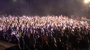 Kiev, Ukrayna, Avrupa - 15 Eylül 2019: Sahne nin önünde ellerini sallayan birçok seyirci. Açık hava müzik festivali 