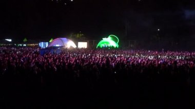 Kiev, Ukrayna, Avrupa - 15 Eylül 2019: Sahne nin önünde ellerini sallayan birçok seyirci. Açık hava müzik festivali 