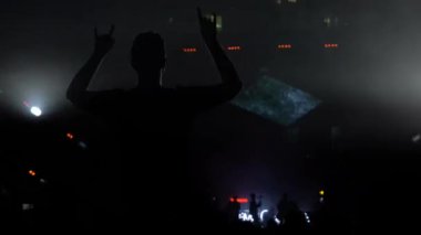Kiev, Ukrayna, Avrupa - 15 Eylül 2019: Sahne nin önünde ellerini sallayan birçok seyirci. Açık hava müzik festivali 