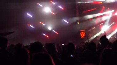 Kiev, Ukrayna, Avrupa - 15 Eylül 2019: Sahne nin önünde ellerini sallayan birçok seyirci. Açık hava müzik festivali 