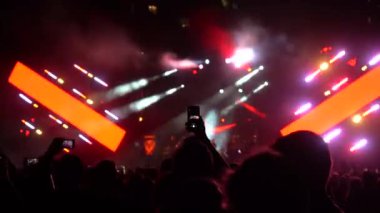 Kiev, Ukrayna, Avrupa - 15 Eylül 2019: Sahne nin önünde ellerini sallayan birçok seyirci. Açık hava müzik festivali 