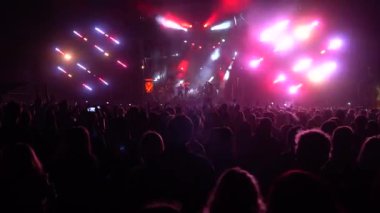 Kiev, Ukrayna, Avrupa - 15 Eylül 2019: Sahne nin önünde ellerini sallayan birçok seyirci. Açık hava müzik festivali 