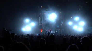 Kiev, Ukrayna, Avrupa - 15 Eylül 2019: Sahne nin önünde ellerini sallayan birçok seyirci. Açık hava müzik festivali 