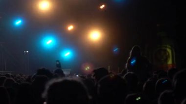 Kiev, Ukrayna, Avrupa - 15 Eylül 2019: Sahne nin önünde ellerini sallayan birçok seyirci. Açık hava müzik festivali 