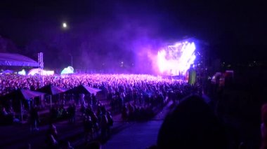 Kiev, Ukrayna, Avrupa - 15 Eylül 2019: Sahne nin önünde ellerini sallayan birçok seyirci. Açık hava müzik festivali 
