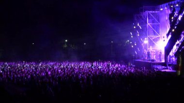 Kiev, Ukrayna, Avrupa - 15 Eylül 2019: Sahne nin önünde ellerini sallayan birçok seyirci. Açık hava müzik festivali 
