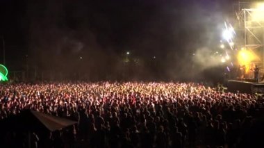 Kiev, Ukrayna, Avrupa - 15 Eylül 2019: Sahne nin önünde ellerini sallayan birçok seyirci. Açık hava müzik festivali 