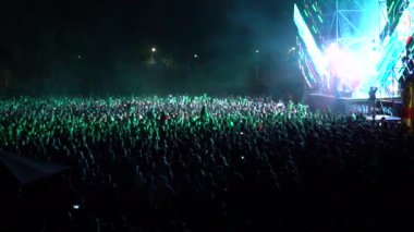 Kiev, Ukrayna, Avrupa - 15 Eylül 2019: Sahne nin önünde ellerini sallayan birçok seyirci. Açık hava müzik festivali 