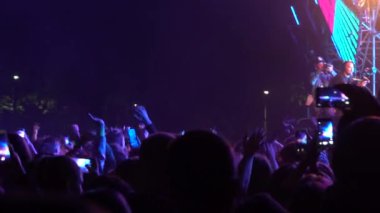 Kiev, Ukrayna, Avrupa - 15 Eylül 2019: Sahne nin önünde ellerini sallayan birçok seyirci. Açık hava müzik festivali 