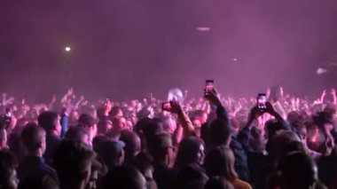 Kiev, Ukrayna, Avrupa - 15 Eylül 2019: Sahne nin önünde ellerini sallayan birçok seyirci. Açık hava müzik festivali 