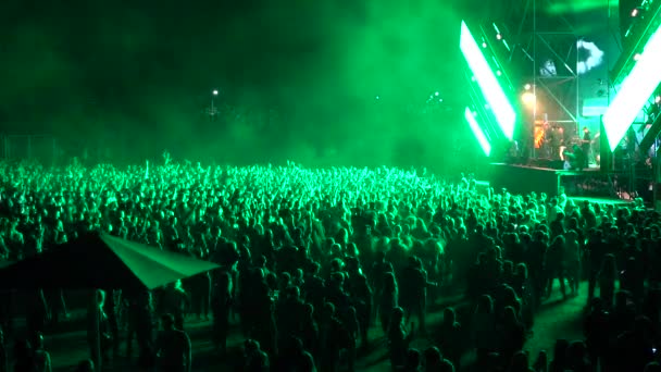 乌克兰 2019年9月15日 许多观众在舞台前挥手 露天音乐节 独奏节 歌迷们在音乐会的舞台前跳舞 — 图库视频影像