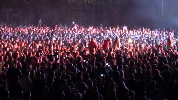 キエフ ウクライナ ヨーロッパ 2019年9月15日 ステージの前で多くの観客が手を振ります 野外音楽フェスティバル ソロマフェスト コンサートのステージ前でファンが踊る — ストック動画