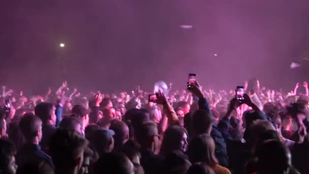 키예프 우크라이나 2019 앞에서 관중이 흔들고 페스트 콘서트 무대에서 팬들이 — 비디오