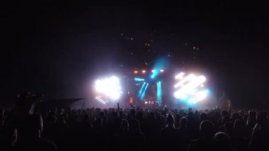 Kiev, Ukrayna, Avrupa - 15 Eylül 2019: Sahne nin önünde ellerini sallayan birçok seyirci. Açık hava müzik festivali 