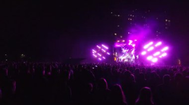 Kiev, Ukrayna, Avrupa - 15 Eylül 2019: Sahne nin önünde ellerini sallayan birçok seyirci. Açık hava müzik festivali 