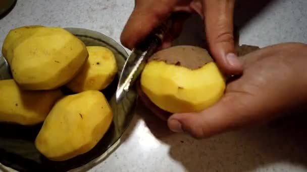 Les Mains Des Hommes Épluchent Les Pommes Terre Timelapse — Video