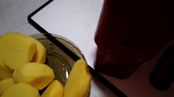 Mãos Masculinas Descascar Batatas Timelapse — Vídeo de Stock