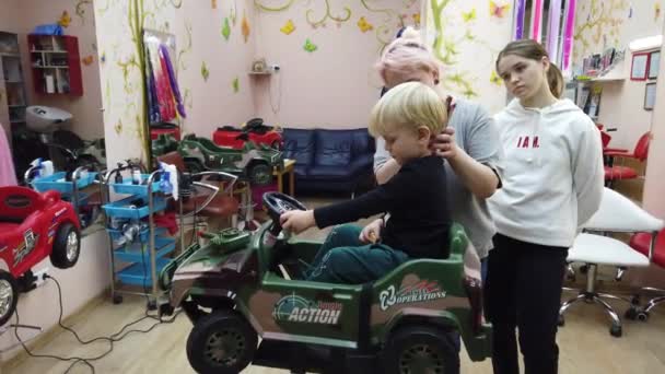 Kiev Ukraine Europe September 2019 Hairdresser Cuts Hair Child Children — Stockvideo