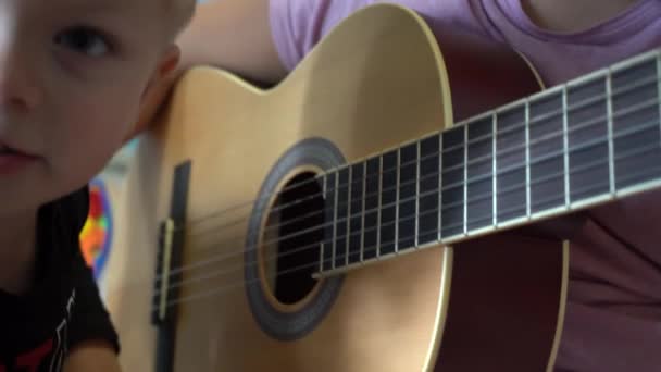 孩子们学习弹吉他 用儿童的手近距离弹奏吉他和弦乐 — 图库视频影像