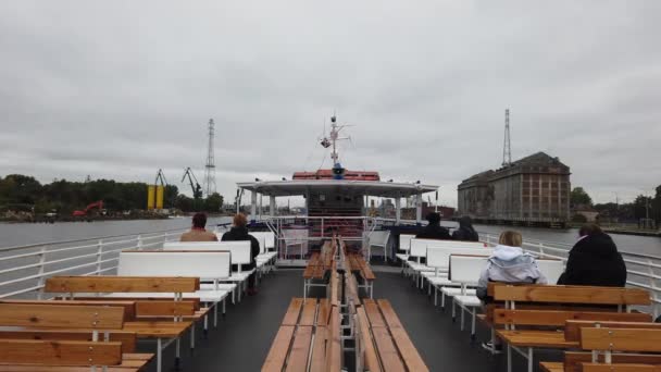 波兰格但斯克 2019年9月 沿着城市路线的时间船旅行 港口和河流中的船只类型 船上的人 — 图库视频影像