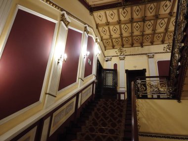 Bydgoszcz, Polonya - Eylül 2019: Antik bir otelin lobisinin içi. Otel lobisindeki merdivenler..