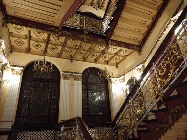 Bydgoszcz, Polonya - Eylül 2019: Antik bir otelin lobisinin içi. Otel lobisindeki merdivenler..