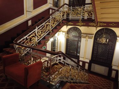 Bydgoszcz, Polonya - Eylül 2019: Antik bir otelin lobisinin içi. Otel lobisindeki merdivenler..