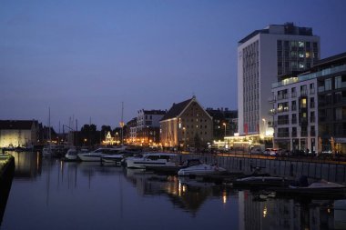 Gdansk, Polonya - Eylül 2019: Gece Şehri manzarası. İyi geceler.