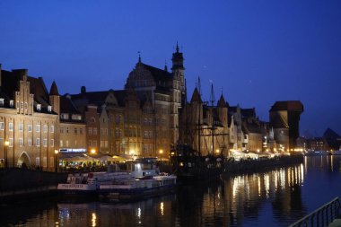 Gdansk, Polonya - Eylül 2019: Gece Şehri manzarası. İyi geceler.