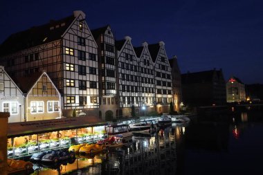 Gdansk, Polonya - Eylül 2019: Gece Şehri manzarası. İyi geceler.