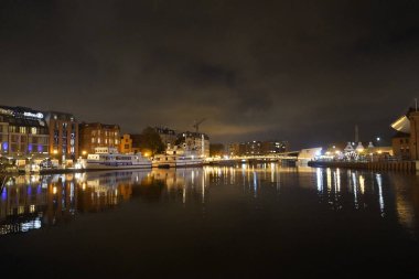Gdansk, Polonya - Eylül 2019: Gece Şehri manzarası. İyi geceler.