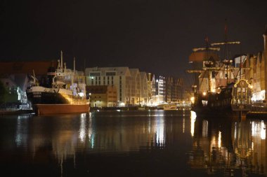 Gdansk, Polonya - Eylül 2019: Gece Şehri manzarası. İyi geceler.