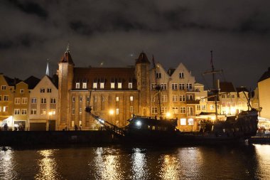 Gdansk, Polonya - Eylül 2019: Gece Şehri manzarası. İyi geceler.