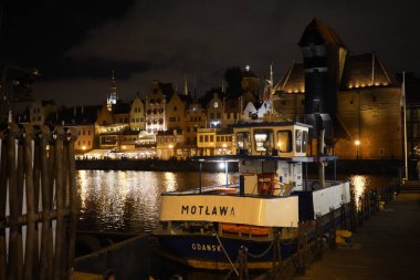 Gdansk, Polonya - Eylül 2019: Gece Şehri manzarası. İyi geceler.