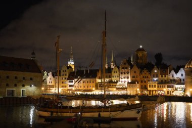 Gdansk, Polonya - Eylül 2019: Gece Şehri manzarası. İyi geceler.