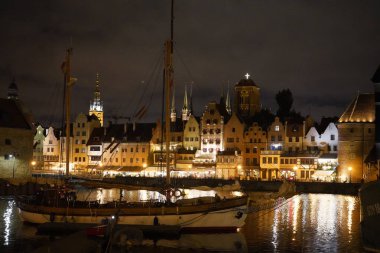 Gdansk, Polonya - Eylül 2019: Gece Şehri manzarası. İyi geceler.