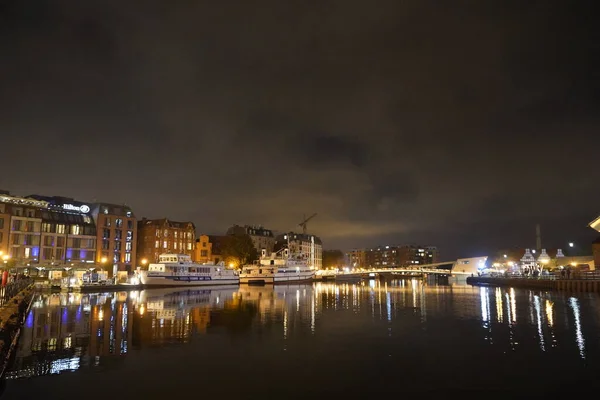 Gdaňsk, Polsko - září 2019: pohled na noční město. Noc p — Stock fotografie