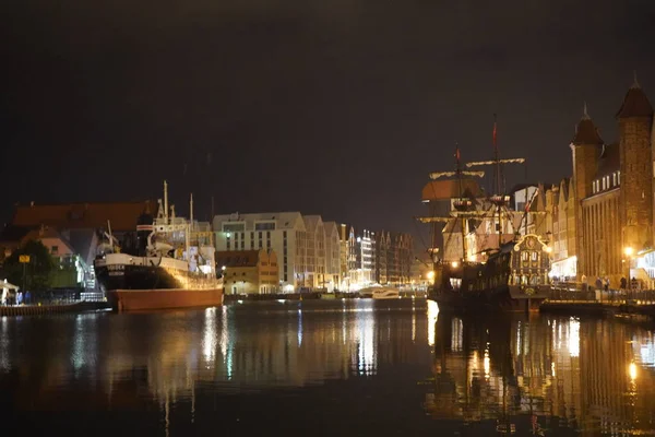 Gdansk, Polônia - setembro de 2019: vista da cidade noturna. Noite p — Fotografia de Stock
