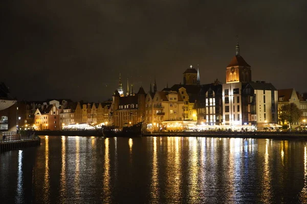 Gdansk, Polonya - Eylül 2019: Gece Şehri manzarası. İyi geceler.