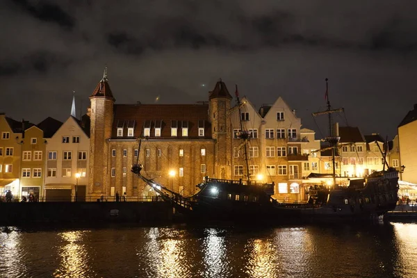 폴란드 그단스크 (Gdansk) - 2019 년 9 월: 야간 도시의 모습. 밤 P — 스톡 사진