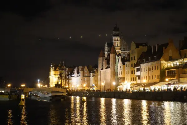 Gdańsk, Polska - wrzesień 2019: widok na miasto nocne. Noc p — Zdjęcie stockowe