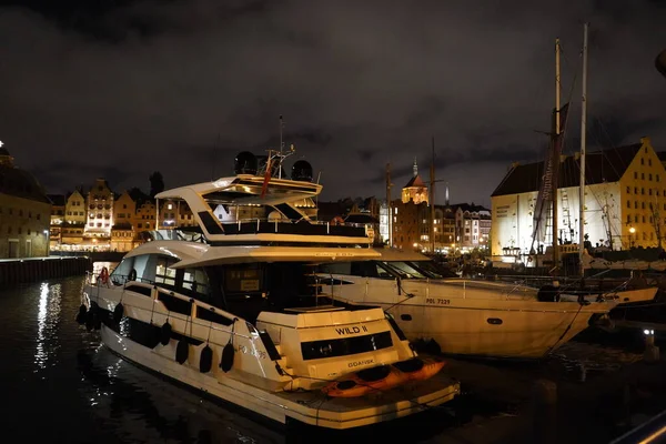 Gdańsk, Polska - wrzesień 2019: widok na miasto nocne. Noc p — Zdjęcie stockowe