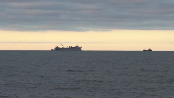 波兰格但斯克 2019年9月 日落期间在波罗的海地平线上的货船 — 图库视频影像