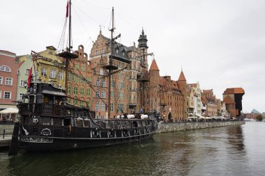 Gdansk, Polonya - Eylül 2019: Gezici bir gemi yüzüyor