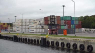 Gdansk, Polonya - Eylül 2019: Limanda deniz konteynırları yükleyici. Limandaki deniz konteynırları deposunda..