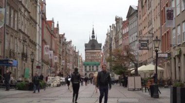 Gdansk, Polonya - Eylül 2019: Uzun Pazar (Dlugi Targ). Eski şehrin cadde manzarası. İnsanlar eski şehirde dolaşır. Eski şehrin mimarisi..