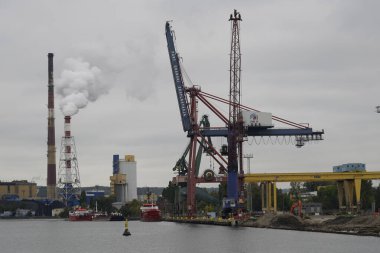 Gdansk, Polonya - Eylül 2019: Gantry vinçleri kentin por