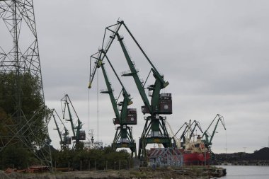 Gdansk, Polonya - Eylül 2019: Gantry vinçleri kentin por