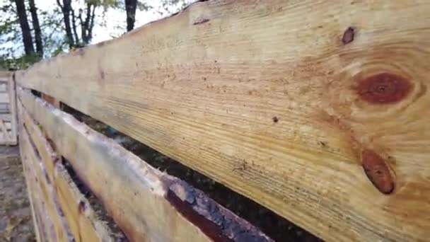 Homme Barbu Peint Une Nouvelle Clôture Bois Traitement Une Nouvelle — Video